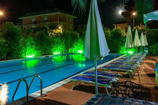 Lido di Camaiore, İtalya - 5 Eylül 2011: Lido di Camaiore otelinde yüzme havuzu. İtalya