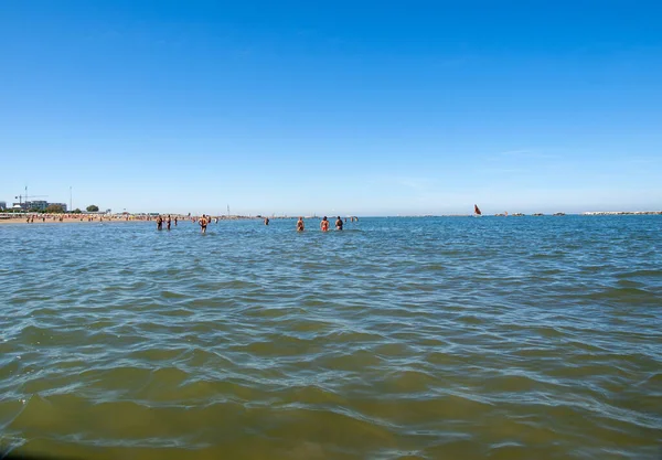 イタリアのエミリア ロマーニャ州チェゼナティコ 9月13 2019 人々はイタリアのチェゼナティコのビーチで晴れた日に休んでいます — ストック写真