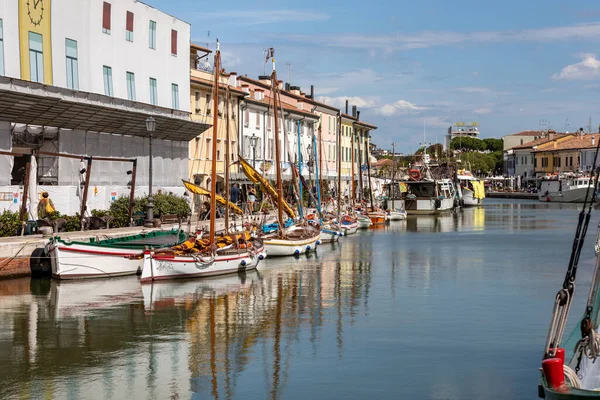 イタリアのエミリア ロマーニャ州チェゼナティコ 9月8 2019 レオナルド ヴィンチとアドリア海沿岸のチェゼナティコの旧市街によって設計されたポート運河 — ストック写真