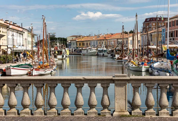 イタリアのエミリア ロマーニャ州チェゼナティコ 9月8 2019 レオナルド ヴィンチとアドリア海沿岸のチェゼナティコの旧市街によって設計されたポート運河 — ストック写真