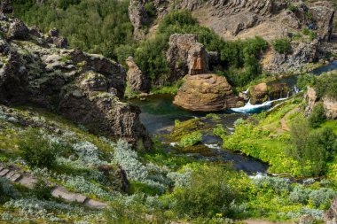 İzlanda 'nın güneyindeki Hjalparfoss manzarası 