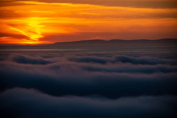 Unenomainen Sumuinen Maisema Pilvien Yläpuolella Vuoret Auringonlaskun Aikaan Islannissa — kuvapankkivalokuva