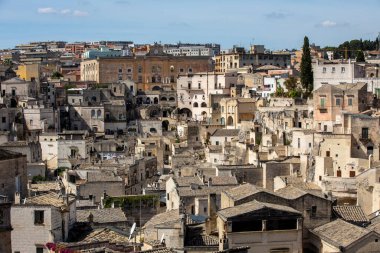 Sassi di Matera 'nın manzarası. Matera şehrinin tarihi bir bölgesidir. Eski mağara evleri ile ünlüdür. Basilicata. İtalya