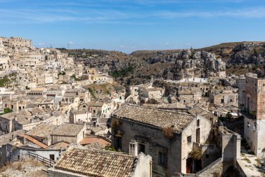 Sassi di Matera 'nın manzarası. Matera şehrinin tarihi bir bölgesidir. Eski mağara evleri ile ünlüdür. Basilicata. İtalya