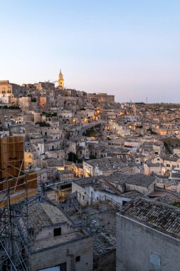 Sassi di Matera 'nın manzarası. Matera şehrinin tarihi bir bölgesidir. Eski mağara evleri ile ünlüdür. Basilicata. İtalya