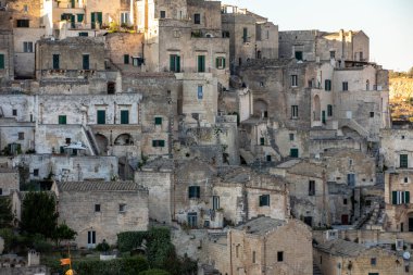 Sassi di Matera 'nın manzarası. Matera şehrinin tarihi bir bölgesidir. Eski mağara evleri ile ünlüdür. Basilicata. İtalya