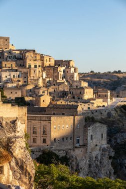 Sassi di Matera 'nın manzarası. Matera şehrinin tarihi bir bölgesidir. Eski mağara evleri ile ünlüdür. Basilicata. İtalya