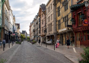 Troyes, Fransa - 31 Ağustos 2018: Troyes 'teki eski kasabanın manzarası - Champagne bölgesinin Aube departmanının başkenti. Fransa. Birçok yarı keresteli ev (çoğunlukla 16. yüzyıla ait) eski kasabada hayatta kalmaktadır.