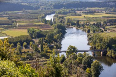 Dordogne Nehri ve Dordogne Vadisi 'nin manzarası eski Domme, Dordogne, Fransa' nın duvarlarından