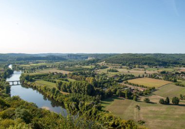 Dordogne Nehri ve Dordogne Vadisi 'nin manzarası eski Domme, Dordogne, Fransa' nın duvarlarından