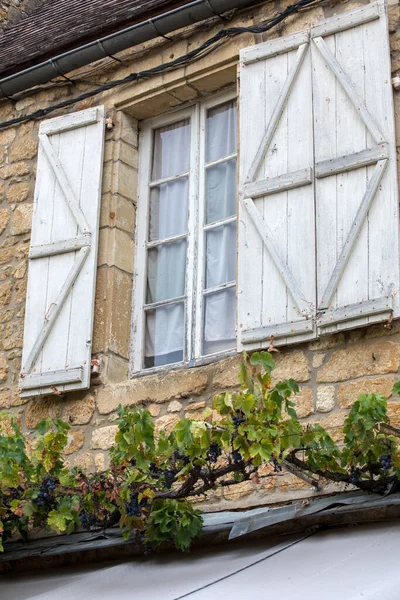 Starý Kamenný Dům Dřevěnými Okenicemi Domme Perigord Francie — Stock fotografie