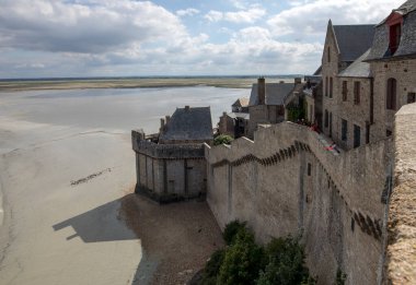 Le Mont-Saint-Michel, Fransa - 13 Eylül 2018: Mont Saint Michele 'in savunma duvarları, yürüyüş yolu ve tipik olarak taş korkuluklara sahip geniş bir üst. Normandiya, Fransa