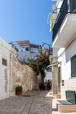 Polignano a Mare, İtalya - 17 Eylül 2019: Büyüleyici ve romantik tarihi şehir Polignano a Mare, Apulia, Güney İtalya