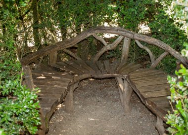 Dordogne, Fransa - 3 Eylül 2018: Fransa 'nın Dordogne bölgesindeki Jardins de Marqueyssac' ın bahçelerindeki ahşap bank