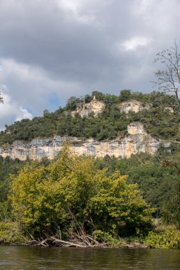 La Roque-Gageac ve Castelnaud arasında Dordogne nehir vadisinin peyzaj, Aquitaine, Fransa