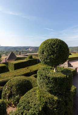 Dordogne, Fransa - 3 Eylül 2018: Jardins de Marqueyssac Fransa'nın Dordogne bölgedeki bahçelerde budama sanatı