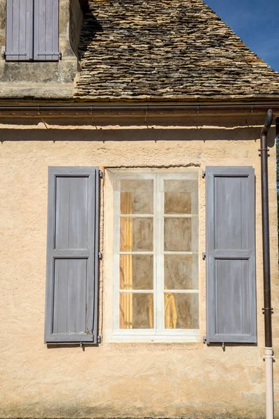 Aquitaine Fransa Daki Ahşap Panjurlar Arasında Boyanmış Pencere — Stok fotoğraf