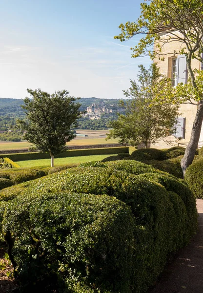 フランスのドルドーニュ地方のジャルダン マルケイ サック城の庭園でドルドーニュ フランス 2018 トピアリー — ストック写真