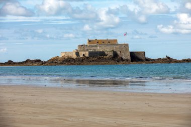  Saint Malo 'daki Fort National manzarası. Manş Denizi' ndeki gelgit adası. Britanya, Fransa