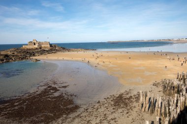 Saint-Malo, Fransa - 15 Eylül 2018: Saint Malo sahilindeki yıldızlar. Britanya, Fransa