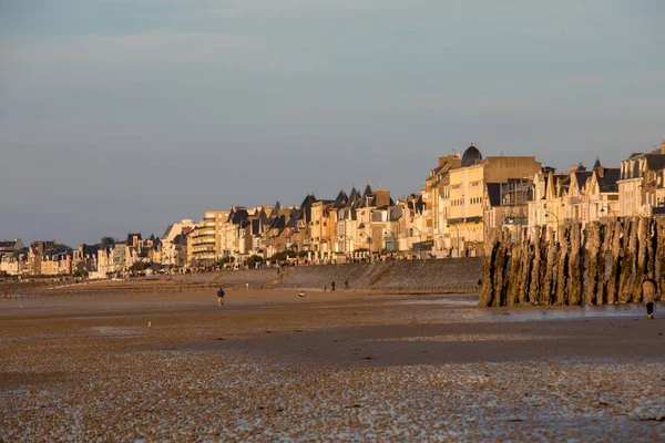 Malo Francja Września 2018 Plaża Wieczornym Słońcu Budynki Wzdłuż Nadmorskiej — Zdjęcie stockowe