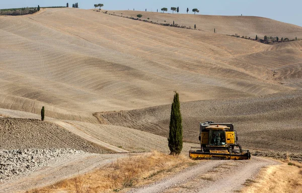 Pienza Italy September 2011 Combine Harvester Harvest Rural Landscape Tuscany — Stock Photo, Image