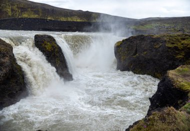 Hafragilsfoss, İzlanda 'daki en güçlü şelaledir. Ağabeyi Dettifoss' tan çok uzak değildir. Jokulsargljufur Ulusal Parkı 'nda, kuzeydoğu İzlanda' da Jokulsa a Fjollum nehrinde yer almaktadır..