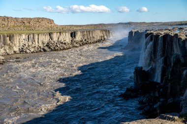  Dettifoss İzlanda 'daki en güçlü şelaledir. Jokulsargljufur Ulusal Parkı 'nda, kuzeydoğu İzlanda' da Jokulsa a Fjollum nehrinde yer almaktadır..