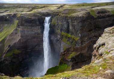İzlanda 'daki Haifoss şelalesinin manzarası. 