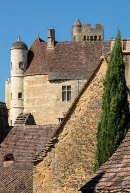  Dordogne Nehri 'nin üzerindeki kireçtaşı uçurumunda yükselen Ortaçağ Şatosu Beynac. Fransa, Dordogne Bölümü, Beynac-et-Cazenac