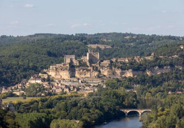  Ortaçağ Şatosu Beynac 'ı, Castelnaud' dan görünen Dordogne Nehri üzerindeki kireçtaşı uçurumunda yükseliyor. Fransa, Dordogne Bölümü, Beynac-et-Cazenac