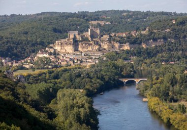  Ortaçağ Şatosu Beynac 'ı, Castelnaud' dan görünen Dordogne Nehri üzerindeki kireçtaşı uçurumunda yükseliyor. Fransa, Dordogne Bölümü, Beynac-et-Cazenac