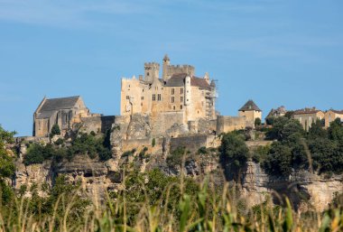  Dordogne Nehri 'nin üzerindeki kireçtaşı uçurumunda yükselen Ortaçağ Şatosu Beynac. Fransa, Dordogne Bölümü, Beynac-et-Cazenac