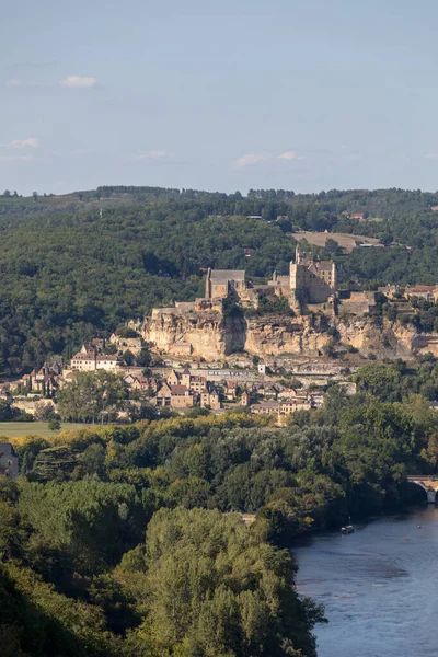 Średniowieczny Zamek Beynac Wznoszący Się Wapiennym Klifie Nad Rzeką Dordogne — Zdjęcie stockowe