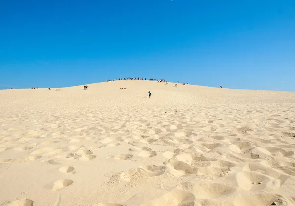 皮拉特沙丘 2018年9月10日 皮拉特沙丘上的人们 欧洲最高的沙丘 法国阿基坦Arcachon湾La Teste Buch — 图库照片