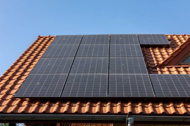 Ochojno 'da bir evin çatısındaki güneş enerjisi panelleri. Polonya