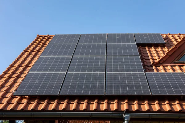 Paneles Solares Eléctricos Techo Una Casa Ochojno Polonia —  Fotos de Stock