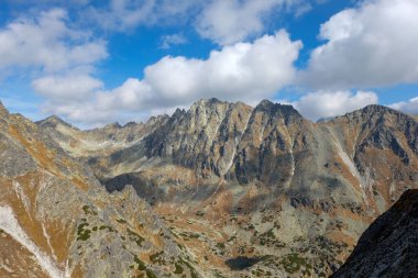 Vysoke Tatry 'deki Büyük Soğuk Vadi (High Tatras), Slovakya. Büyük Soğuk Vadi 7 km uzunluğundadır ve turistler için çok çekicidir.