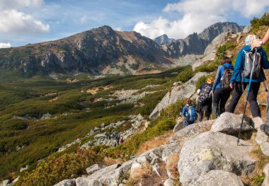 Vysoke Tatry, Slovakya - 9 Ekim 2018: Great Cold Valley, Vysoke Tatry (High Tatras), Slovakya 'da yürüyüş yapanlar. Büyük Soğuk Vadi 7 km uzunluğundadır ve turistler için çok çekicidir.