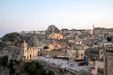 Matera, İtalya - 17 Eylül 2019: Matera şehrinde tarihi bir bölge olan Sassi di Matera 'nın tarihi mağara konutlarıyla tanınıyor. Basilicata. İtalya