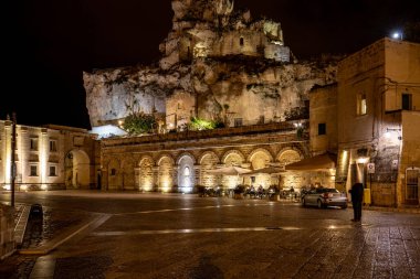 Matera, İtalya - 19 Eylül 2019: San Pietro Mağara Kilisesi 'nde ve Matera, Basilicata, İtalya' daki Saint Mary Kilisesi 'nin tepesinde