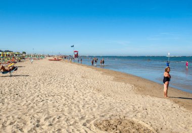 Cesenatico, Emilia Romagna, İtalya - 13 Eylül 2019: İnsanlar güneşli bir günde Cesenatico, İtalya 'da dinleniyorlar