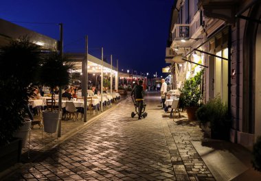 Cesenatico, Emilia Romagna, İtalya - 9 Eylül 2019: Adriyatik deniz kıyısındaki eski Cesenatico kasabasının gece manzarası 