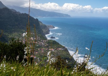 Kuzey kıyısındaki Arco De So Jorge Madeira, Miradouro Beira da Quinta, Madeira, Portekiz 'den görüldü.