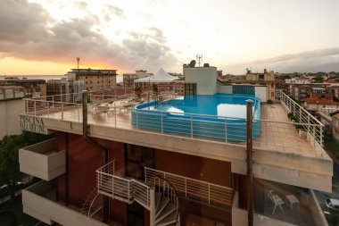 Lido di Camaiore, İtalya - 5 Eylül 2011: Lido di Camaiore 'da otel çatısı yüzme havuzu. İtalya