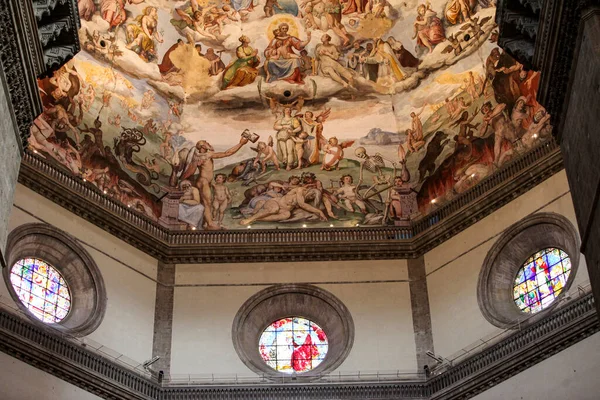 フィレンツェ イタリア 2011年9月8日 フィレンツェ ドゥオーモ最後の審判 キューポラの内部 ジョルジョ ヴァザーリとフェデリコ ズッカリによって作成されたフレスコ画の3600平方メートル 1572年から1579年までそこで働いていた — ストック写真