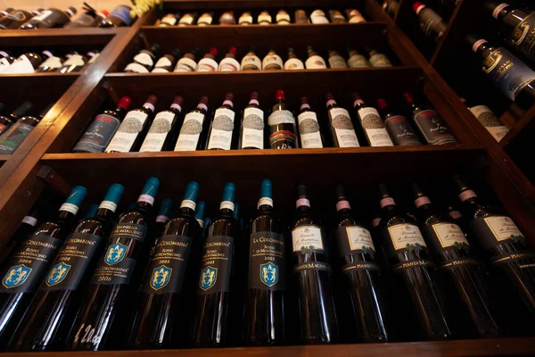 モンタルチーノ イタリア 2011年9月13日 イタリア トスカーナ州モンタルチーノにあるワインショップのインテリア モンタルチーノはブルネッロ モンタルチーノのワインで有名です — ストック写真