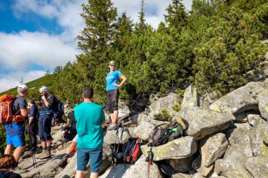 Vysoke Tatry, Slovakya - 11 Ekim 2018: Great Cold Valley, High Tatras, Slovakya 'da yürüyüş yapanlar. Büyük Soğuk Vadi 7 km uzunluğundadır ve turistler için çok çekicidir.