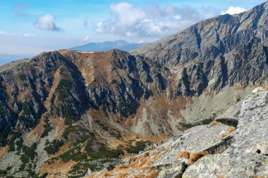 Vysoke Tatry 'deki Büyük Soğuk Vadi (High Tatras), Slovakya. Büyük Soğuk Vadi 7 km uzunluğundadır ve turistler için çok çekicidir.