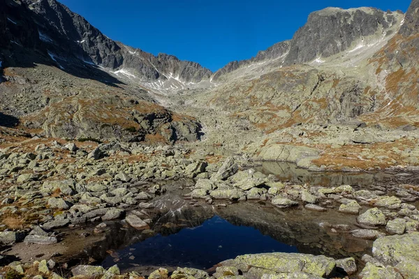 Dağlardaki Göl Beş Spis Gölleri Vadisi Ndeki Gölet Kayalık Zirvelerle — Stok fotoğraf